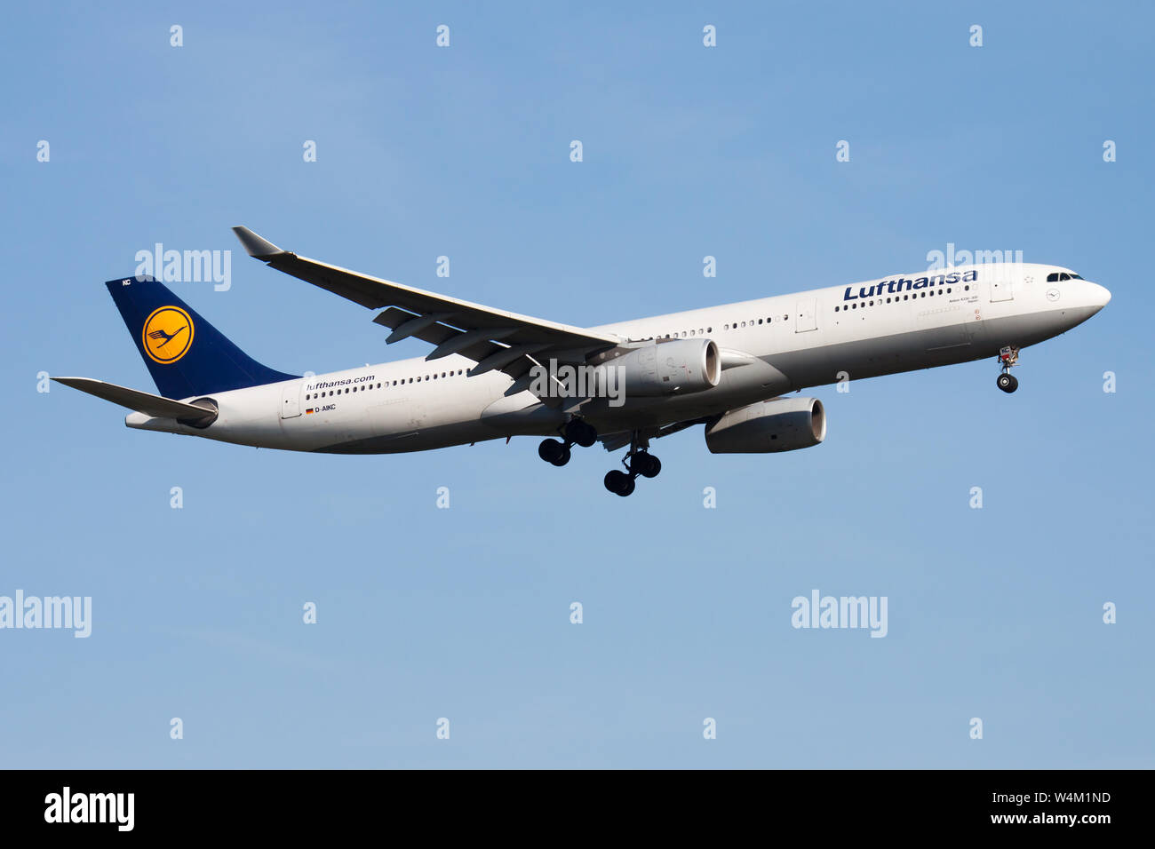 Francfort / ALLEMAGNE - 21 août 2013 : Lufthansa Airbus A330-300 D-AIKC avion du passager à l'atterrissage à l'aéroport de Francfort Banque D'Images Francfort / ALLEMAGNE - 21 août 2013 : Lufthansa Airbus A330-300 D-AIKC avion du passager à l'atterrissage à l'aéroport de Francfort Banque D'Images