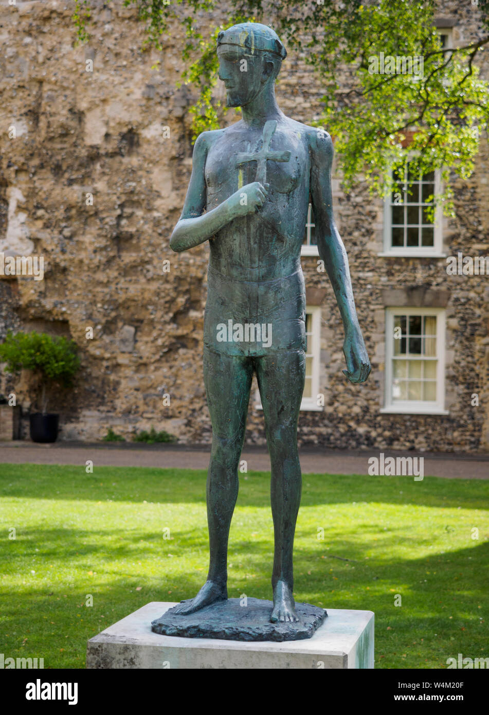 Statue de St Edmund par Dame Elisabeth Frink à côté de la cathédrale de Bury St Edmunds Banque D'Images