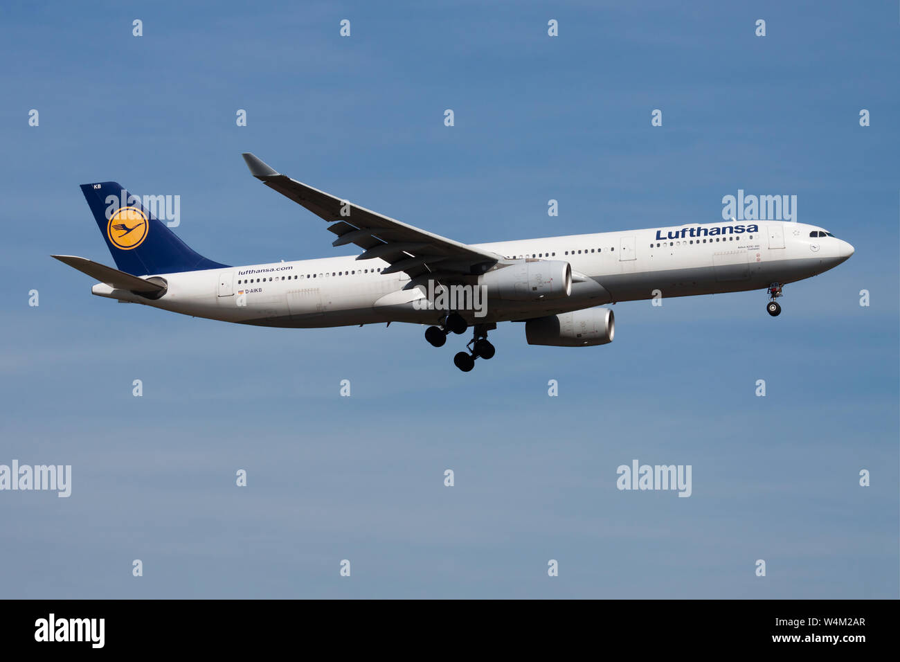 Francfort / ALLEMAGNE - 21 août 2013 : Lufthansa Airbus A330-300 d'AIKB avion du passager à l'atterrissage à l'aéroport de Francfort Banque D'Images Francfort / ALLEMAGNE - 21 août 2013 : Lufthansa Airbus A330-300 d'AIKB avion du passager à l'atterrissage à l'aéroport de Francfort Banque D'Images