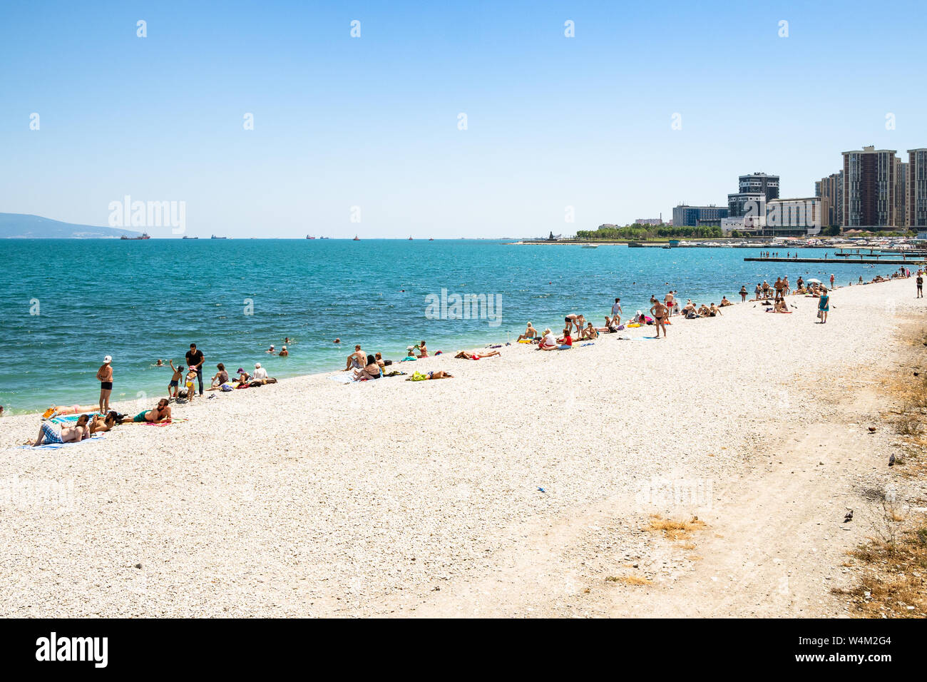 NOVOROSSIYSK, Russie - le 7 juillet 2019 : les touristes sur la plage blanche le long de l'amiral en remblai Sérébriakov Novorossiysk. Novorossiysk Krasnodar K est en ville Banque D'Images