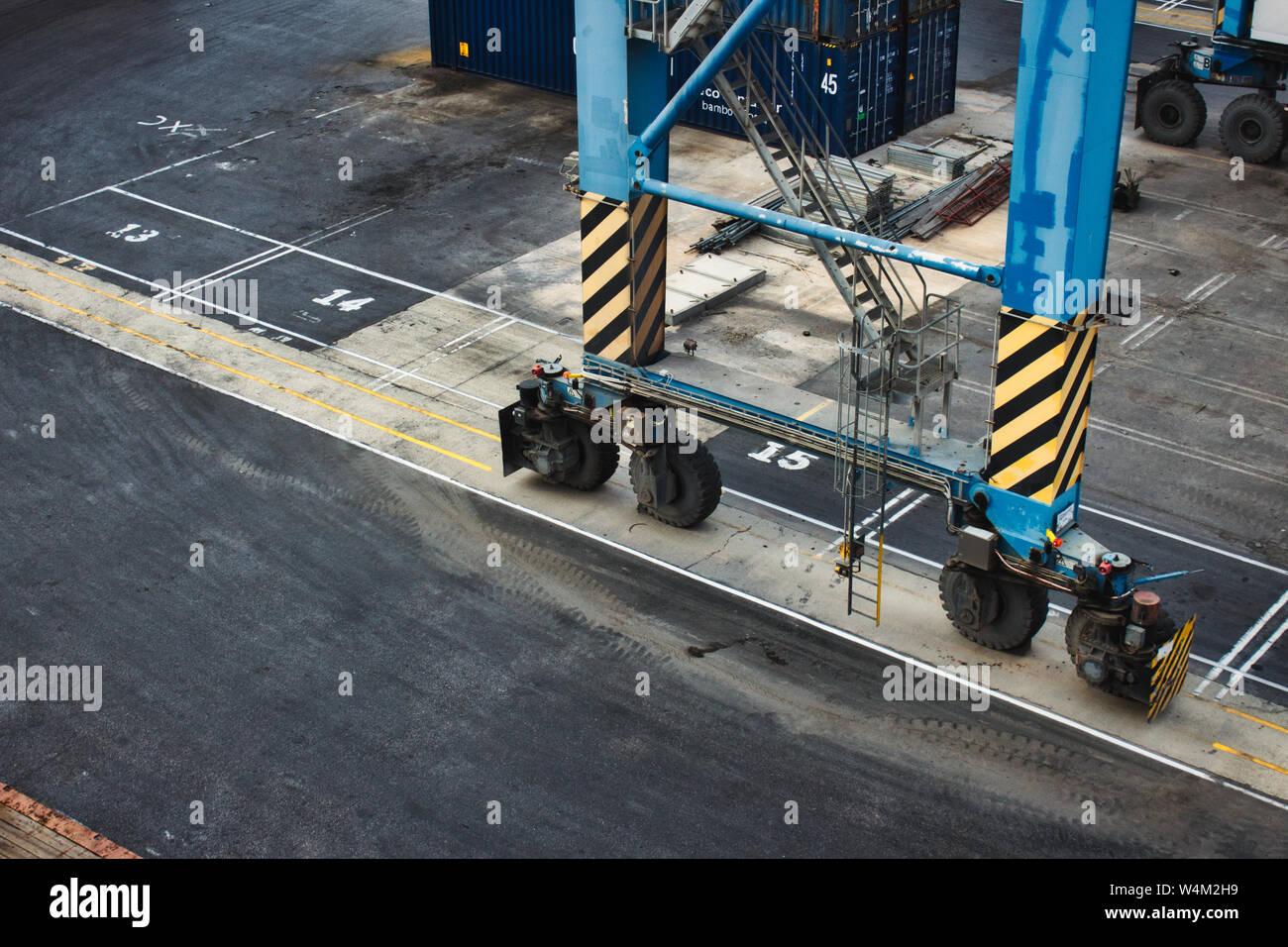 Grue mobile à une baie de chargement commercial dock Banque D'Images