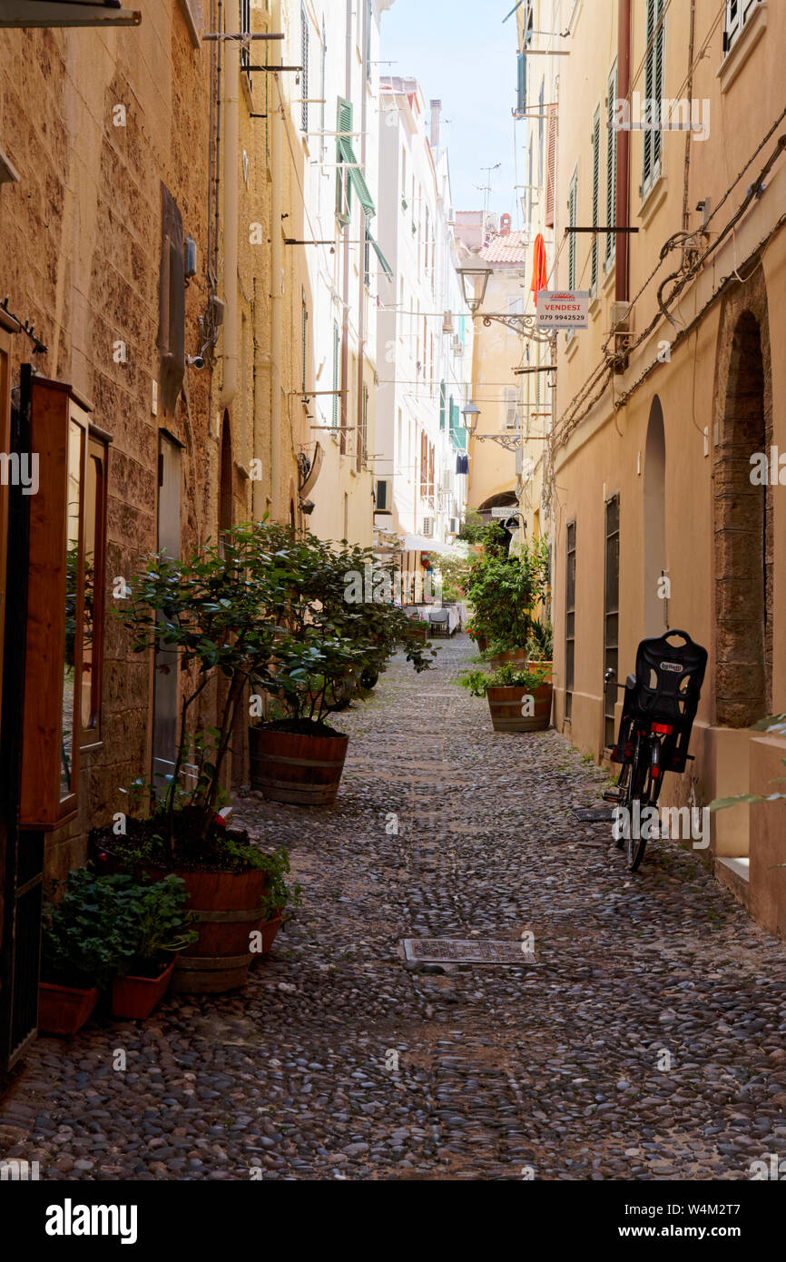 Trottoir rue parallèle avec rangée de maisons urbaines à Alghero, Italie Banque D'Images