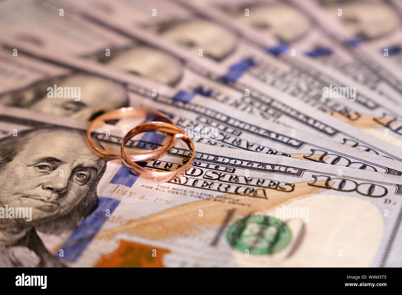 Les anneaux de mariage sur le dollar US. Concept de mariage de convenance, mariage budget, les économies pour l'engagement Banque D'Images