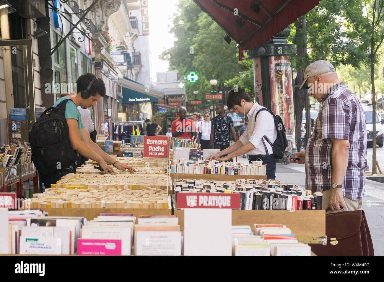 Paris librairie d'occasion - les gens à la recherche de livres à l'occasion d'une librairie à Paris, France, Europe. Banque D'Images