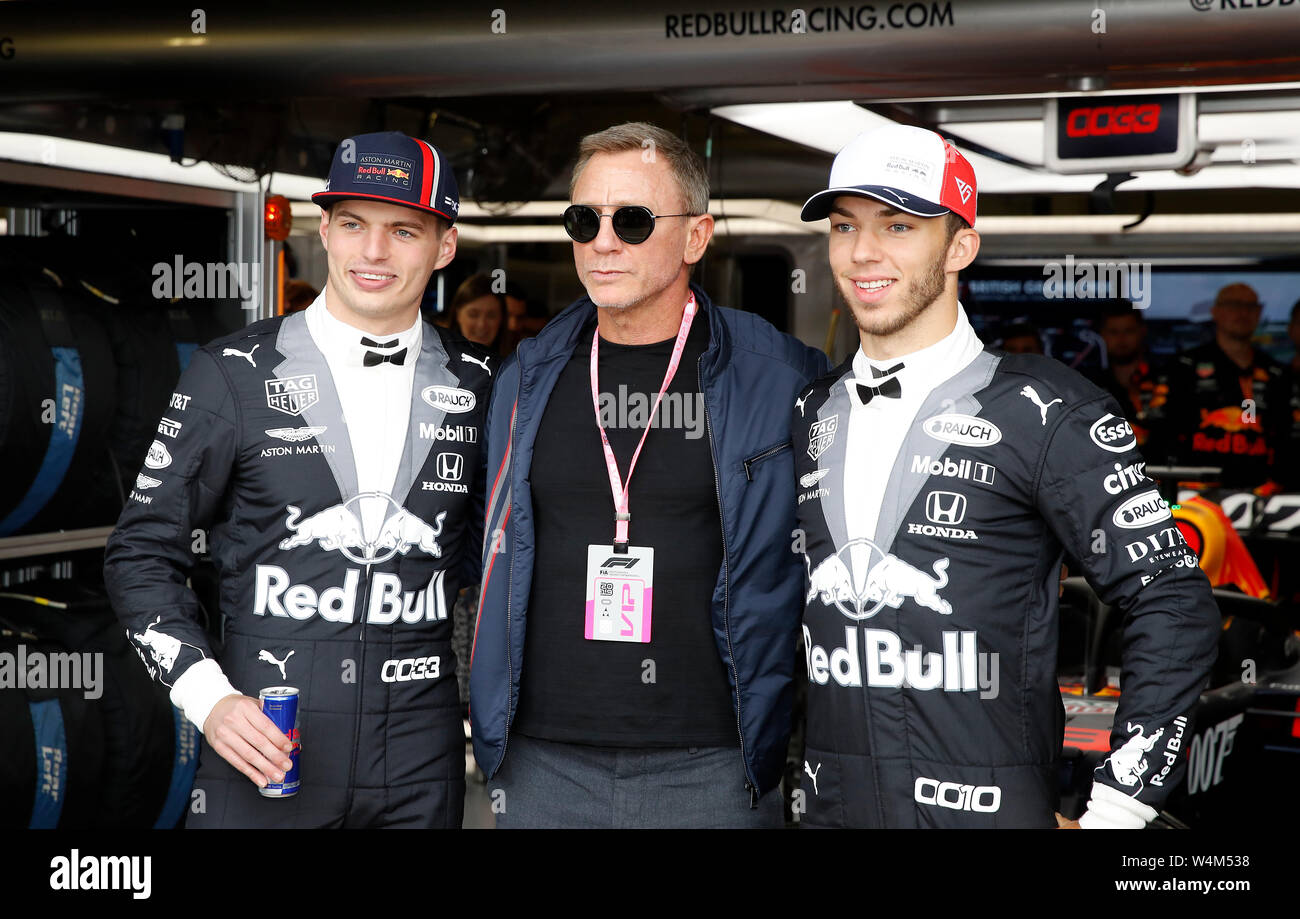 Red Bulls' Max Verstappen (à gauche) et Pierre Gasly (à droite) avec Daniel Craig pendant le Grand Prix de Grande-Bretagne à Silverstone Banque D'Images