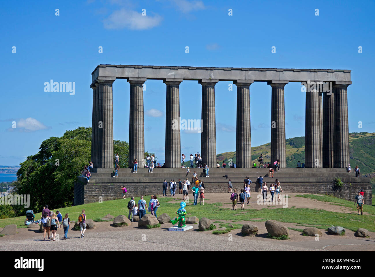Édimbourg, Écosse, Royaume-Uni, Monument National, Calton Hill, avec les touristes en soleil. Banque D'Images