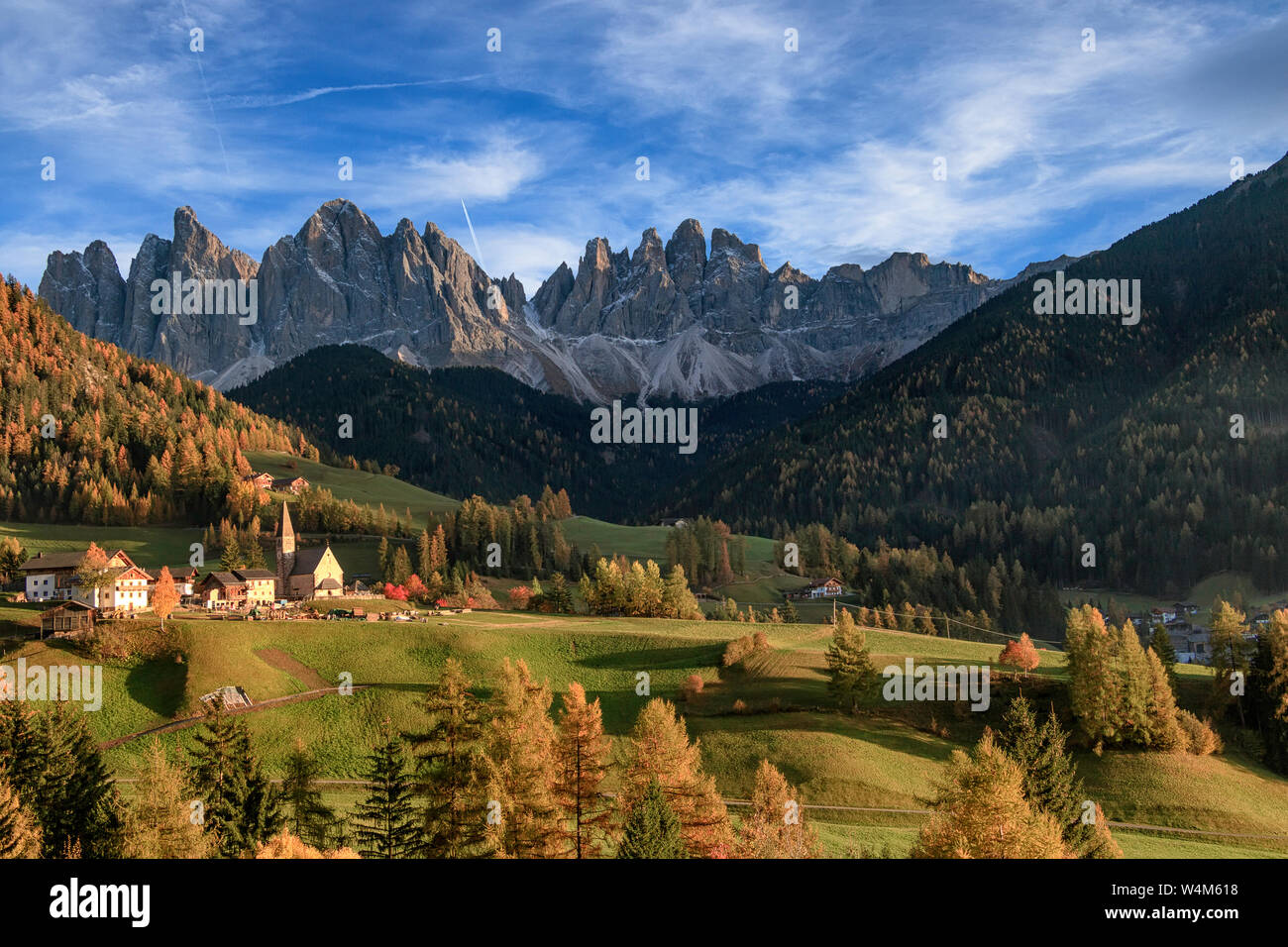 La vallée de l'automne Funes et ancienne chapelle Santa Maddalena. Val di Funes, Odle Mountain Group. Les montagnes des Dolomites, Italie Banque D'Images