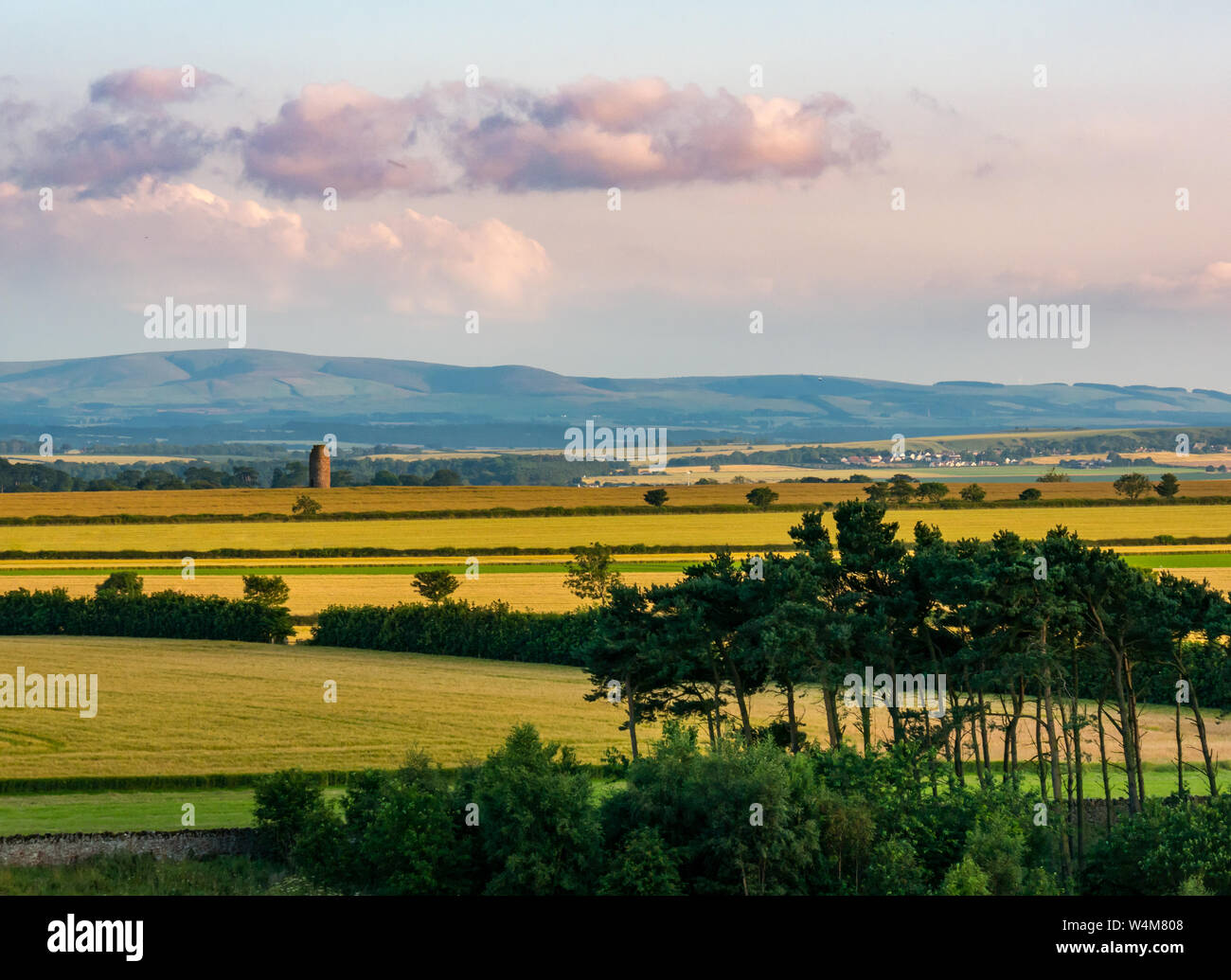 Lumière du soir sur le paysage agricole avec ruine du moulin à vent à distance, East Lothian, Ecosse, Royaume-Uni Banque D'Images