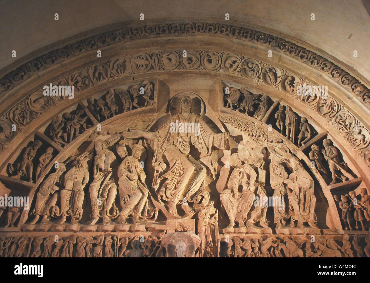 Close up détails de la célèbre magnifiquement tympan sculpté sur le portail de l'intérieur de l'abbaye, protégée par l'UNESCO de Marie Madeleine à Vézelay, Fran Banque D'Images