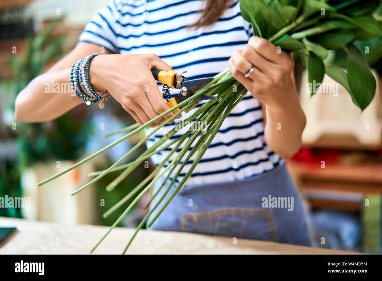 Close up of jeune fleuriste fleurs de coupe et holding big bouquet Banque D'Images