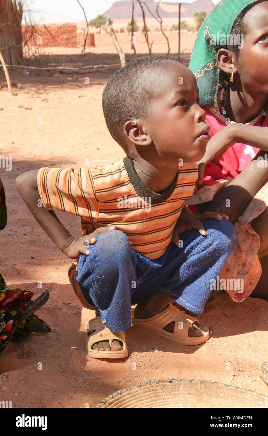 Portrait de Toubou, ou Tubu boy - 10 novembre 2018 Demi village à Fada, l'Ennedi, Tchad Banque D'Images