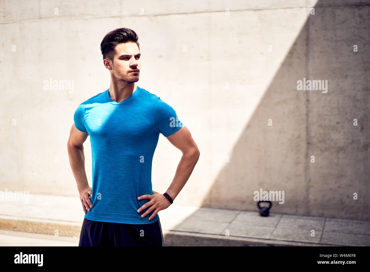 Portrait de athletic et bel homme au cours de séance d'entraînement en milieu urbain Banque D'Images
