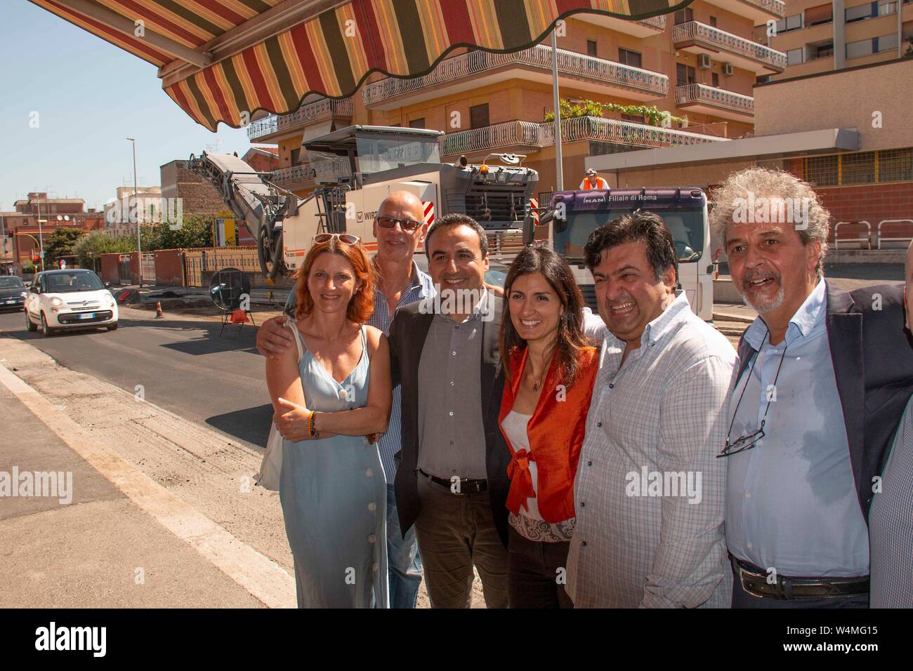 Le maire RAGI VIRGINIE AVEC LE PRÉSIDENT DE LA 6E Municipalité ROBERTO ROMANELLA À GIUSEPPE AGNINI CONSEILLER MUNICIPAL (CLAUDIO SISTO/Fotogramma, ROME - 2019-07-24) p.s. la foto e' utilizzabile nel rispetto del contesto dans cui e' stata scattata, e senza intento del diffamatorio decoro delle persone rappresentate Banque D'Images