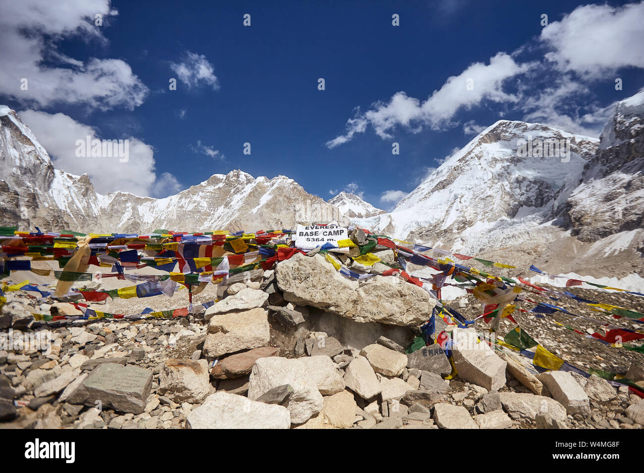 Vue depuis le mont Everest camp de base avec des rangées de drapeaux de prière bouddhiste, Népal, Himalaya Mountains Banque D'Images