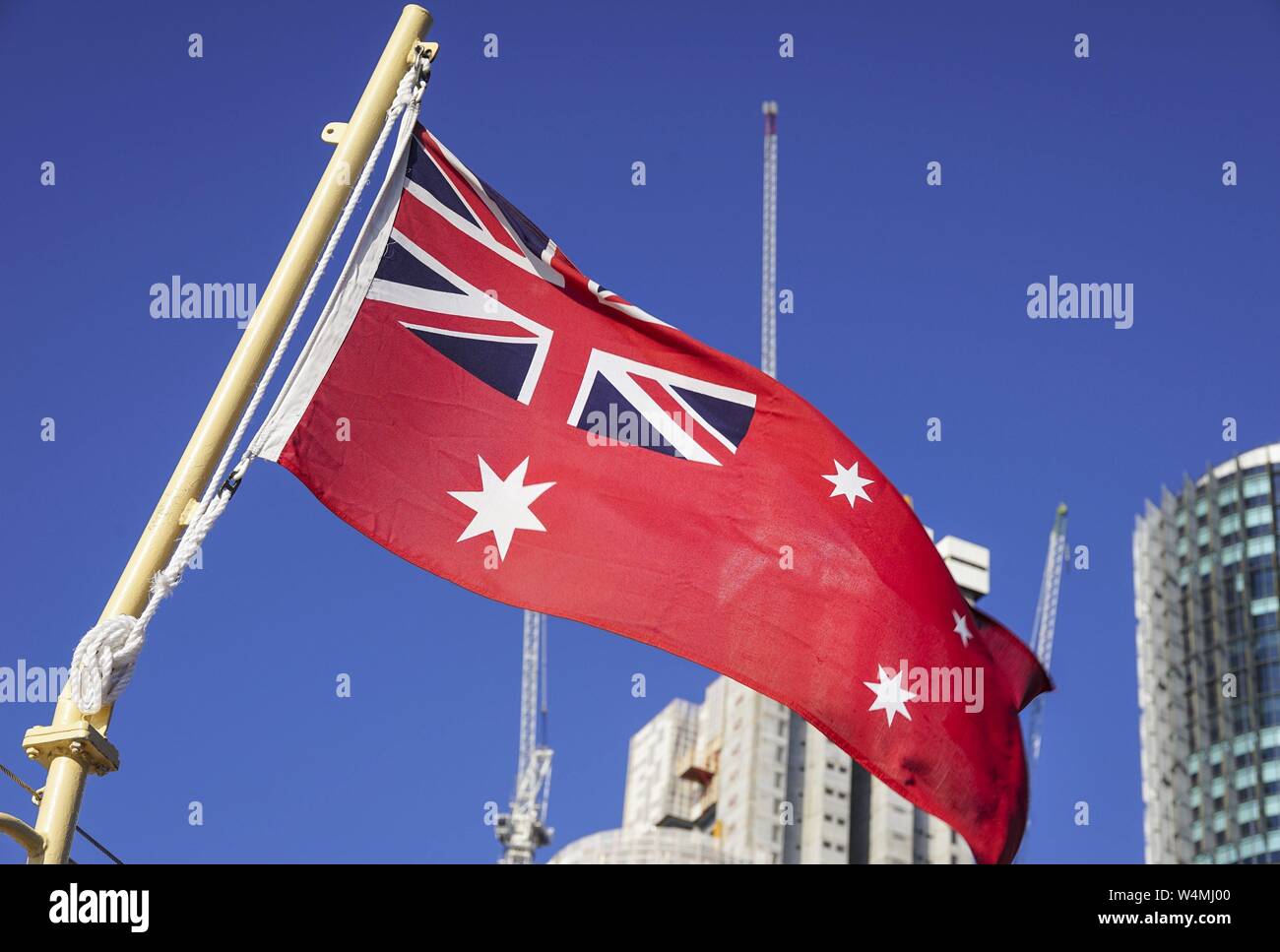 À la poupe d'un navire dans le port de Sydney (Nouvelle-Galles du Sud) le drapeau de la marine marchande australienne (avec Red Ensign) s'agite dans le vent. (10 janvier 2016) | dans le monde entier Banque D'Images