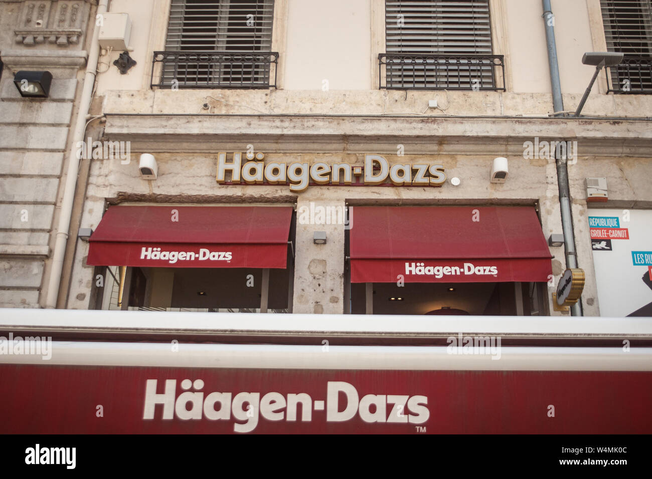 LYON, FRANCE - 19 juillet 2019 : le logo de Haagen Dazs devant leur magasin local et restaurant à Lyon. Haagen Dazs est un fabricant de crème glacée Banque D'Images
