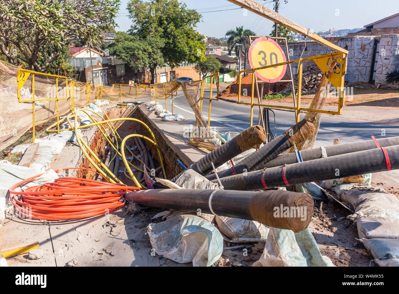 La construction de routes Terrassement tranchée profonde avec stores et de sacs de protection pour les câbles d'électricité nouvelle infrastructure d'installation Banque D'Images