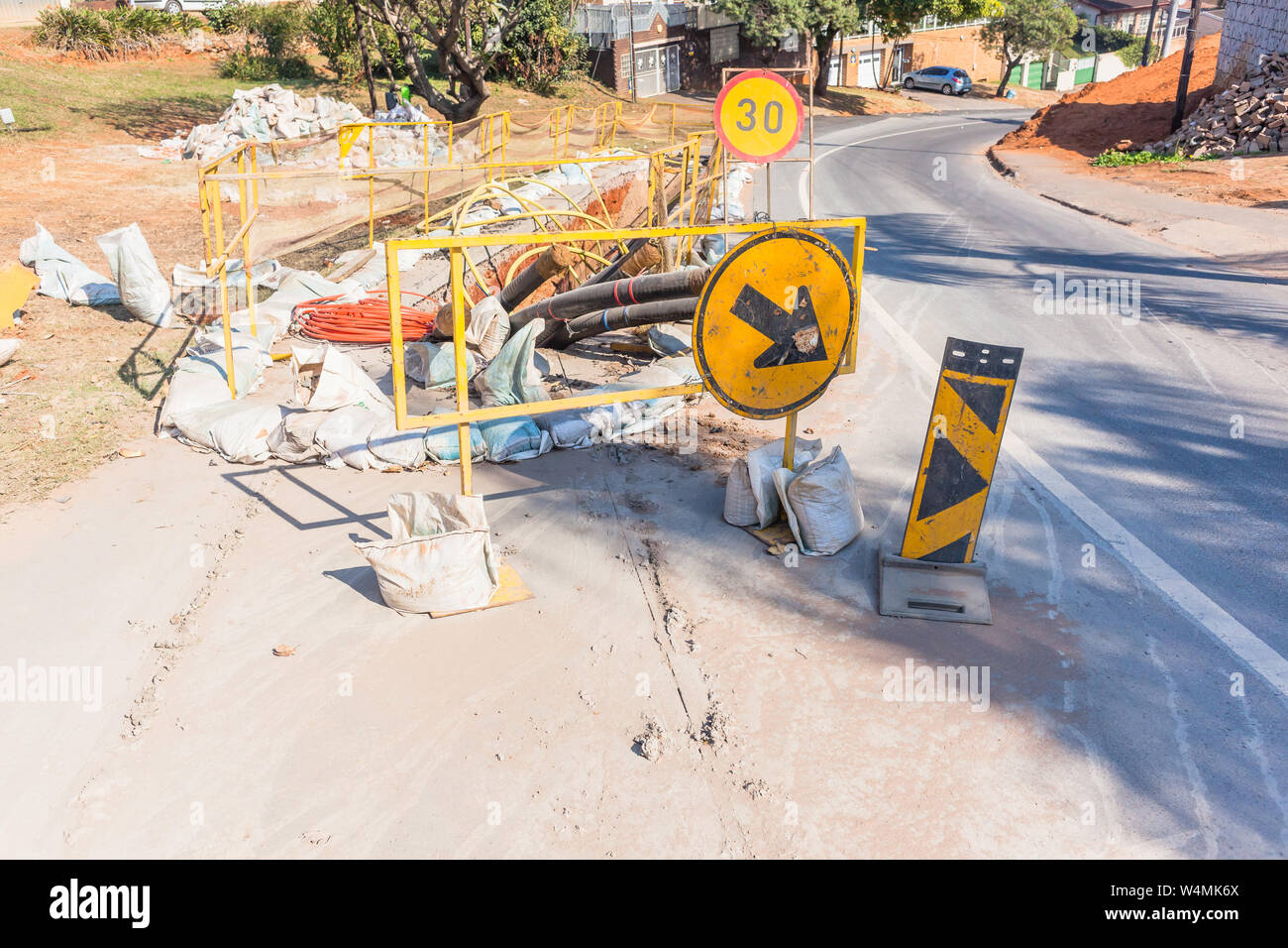 La construction de routes Terrassement tranchée profonde avec stores et de sacs de protection pour les câbles d'électricité nouvelle infrastructure d'installation Banque D'Images