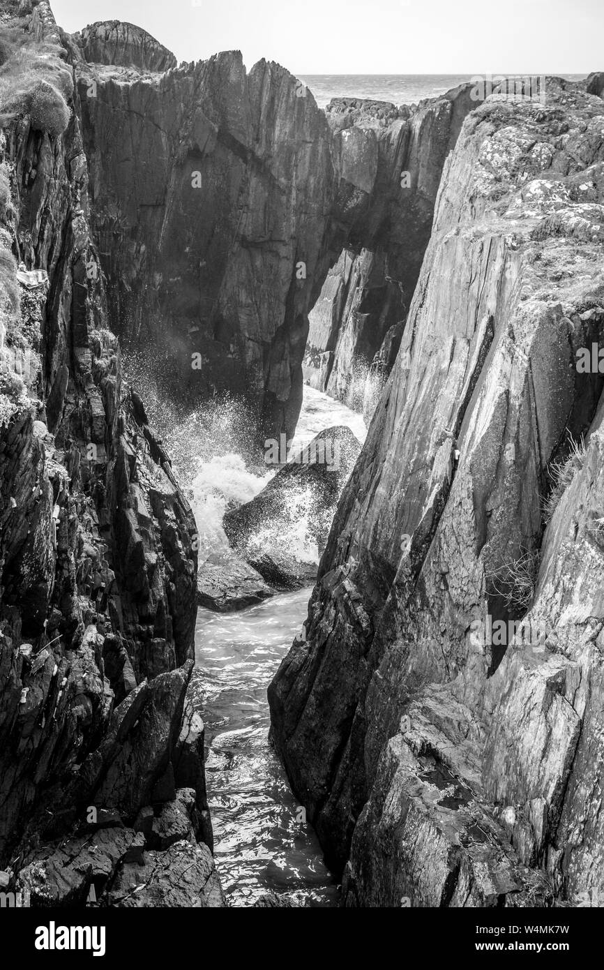 Des falaises spectaculaires à la baie Dunmanus Banque D'Images