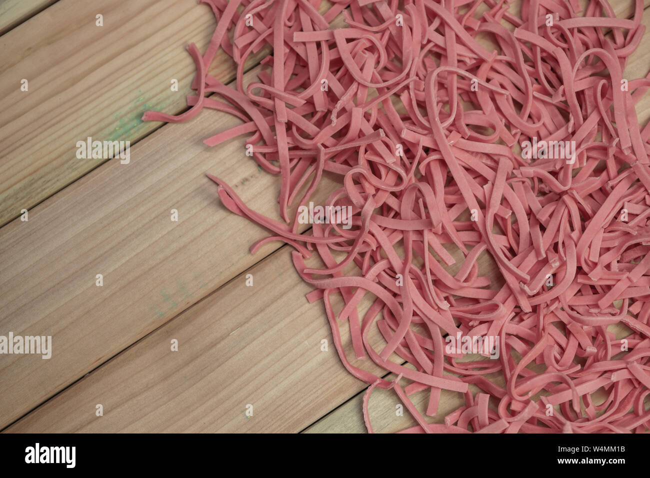 Les tomates accueil nouilles rouge sur une table en bois. Banque D'Images