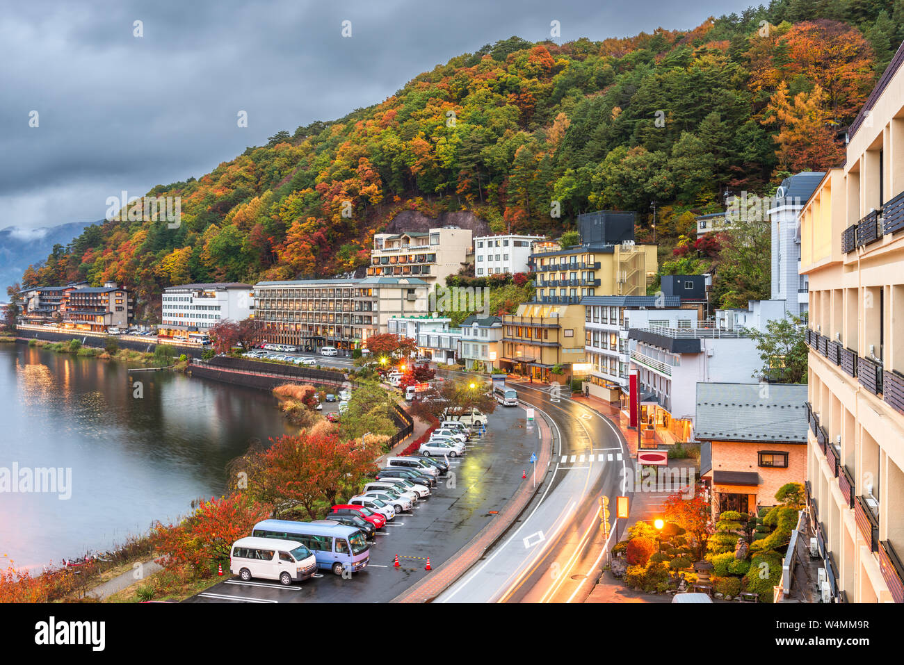 Lac Kawaguchi, avec resorts au bord du lac au crépuscule en automne. Banque D'Images