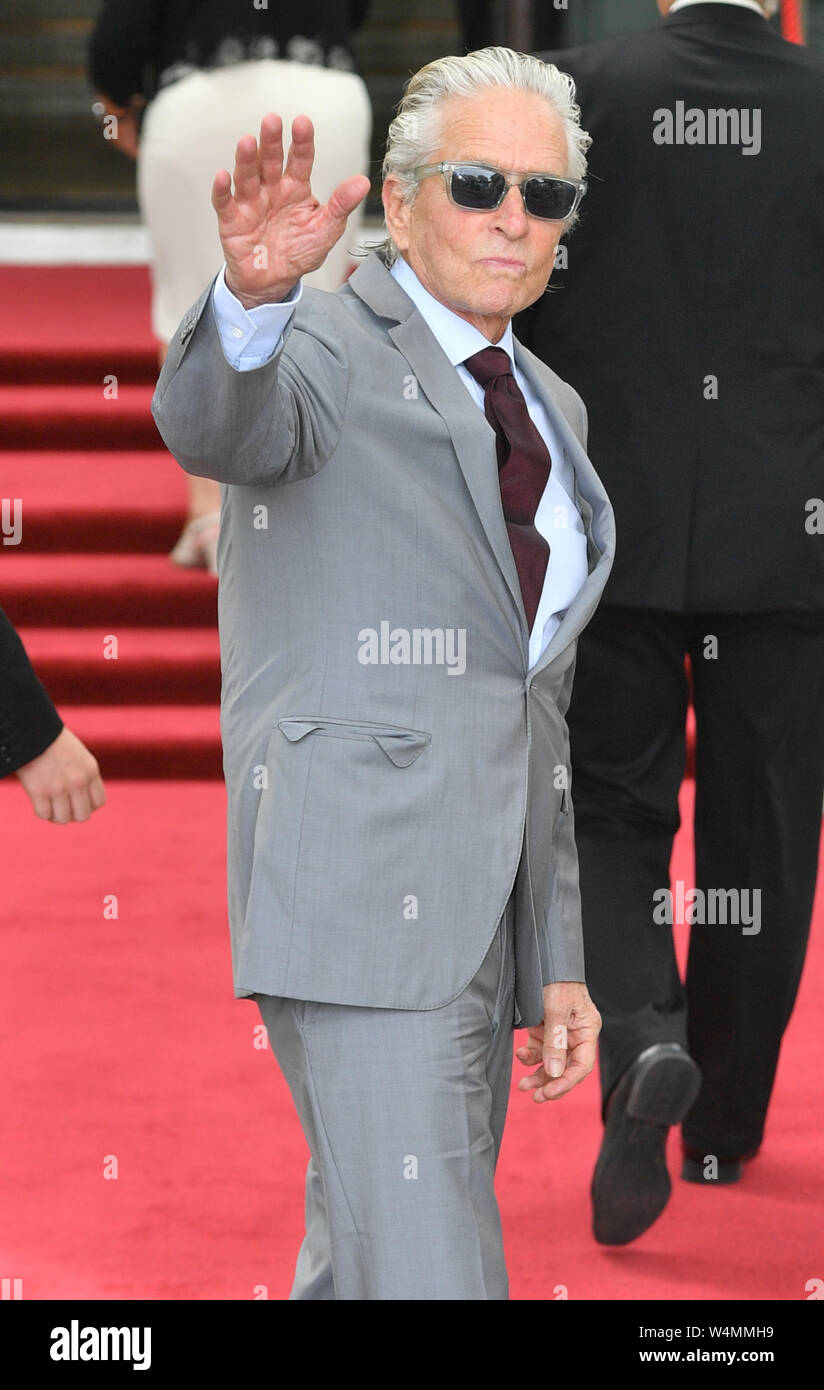 Michael Douglas arrive à la Guildhall, Swansea, à la veille d'une cérémonie au cours de laquelle sa femme Catherine Zeta-Jones sera honoré par sa ville natale avec la liberté d'honneur de la ville et comté de Swansea. Banque D'Images