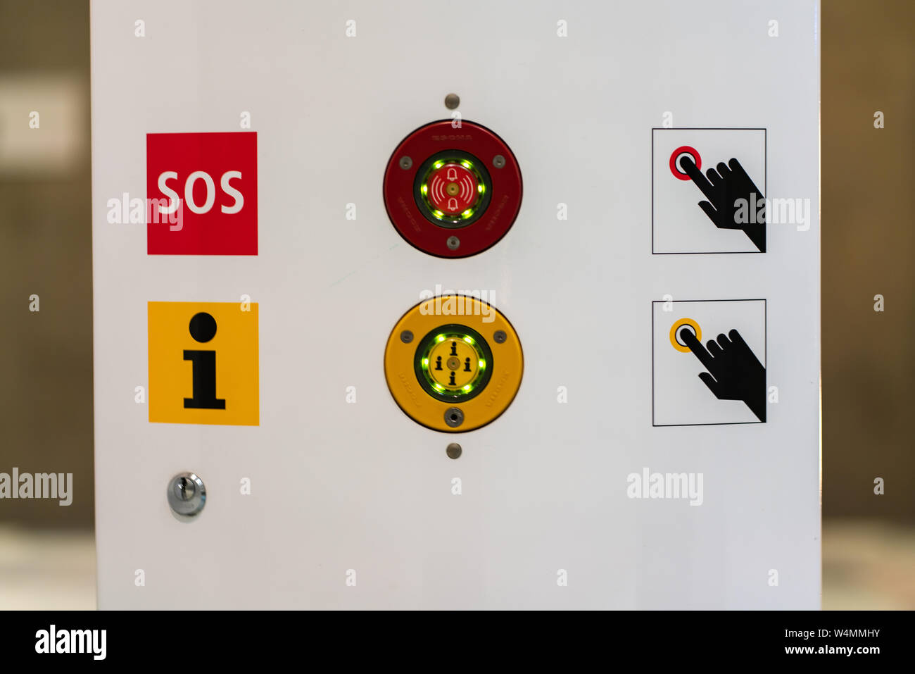 Berlin, Allemagne - juillet 07, 2019 : boutons d'urgence à la station de métro 'Bundestag' pour appeler de l'aide ou demander plus d'informations Banque D'Images