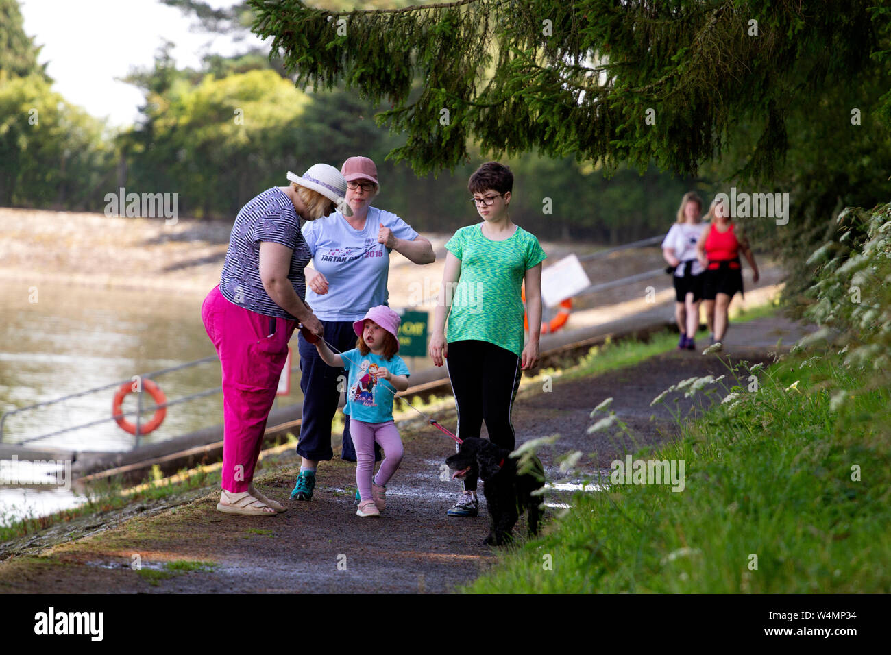 Tayside, Dundee, Ecosse, Royaume-Uni. 24 juillet, 2019. UK météo : beau temps chaud avec des températures atteignant 25 degrés Celsius. Une journée en famille marcher leur chien autour de Clatto Country Park à Dundee, Royaume-Uni Crédit : Dundee Photographics / Alamy Live News Banque D'Images