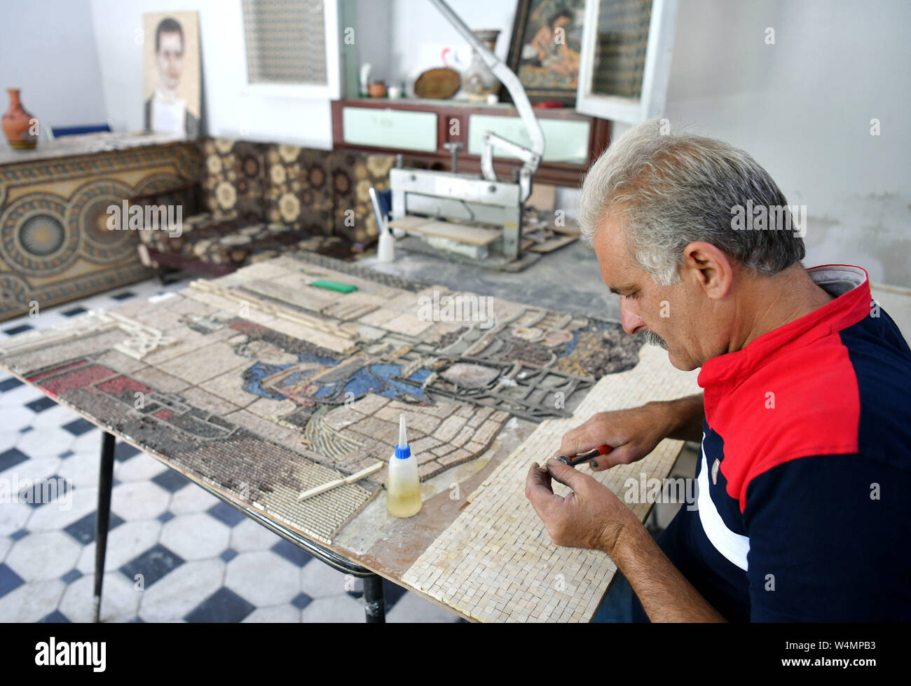 Damas. 11 juillet, 2019. Un artisan syrien fait une mosaïque en pierre pièce dans un atelier établi dans une ancienne maison qui s'appelle la Maison de l'Orient dans le quartier al-Midan dans la capitale Damas, le 11 juillet 2019. La maison d'Orient a fourni des abris pour plusieurs artisans qui se sont réunis en 2018, lié avec l'amour de leur père pour faire revivre ces professions de l'artisanat et de l'enseigner à la nouvelle génération. Pour aller avec les artisans : essayer de sauver les vieilles de l'artisanat de l'extinction de droits : Ammar Safarjalani/Xinhua/Alamy Live News Banque D'Images