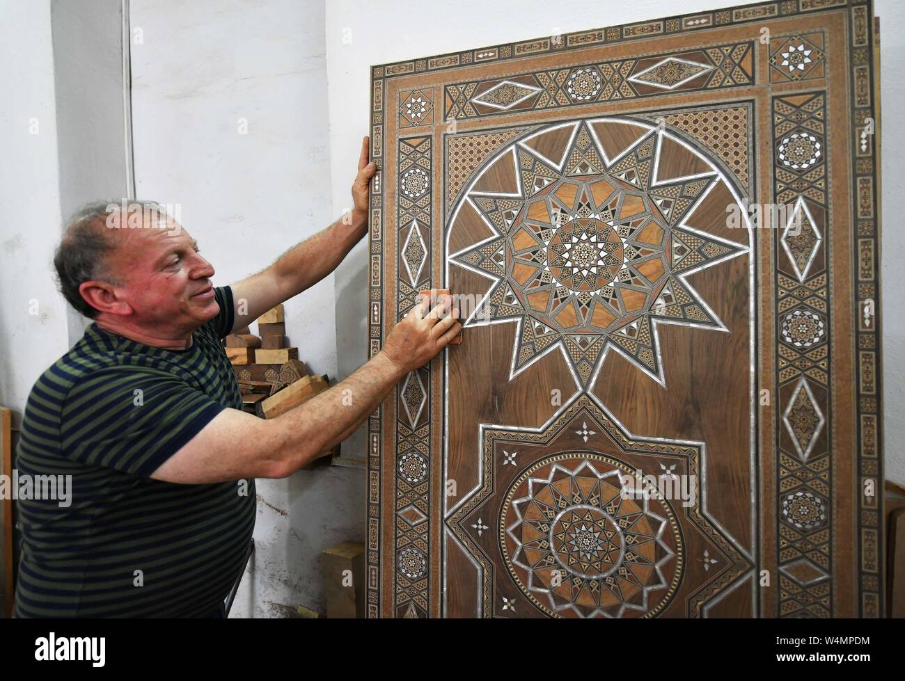 Damas. 11 juillet, 2019. Un artisan syrien fait un morceau de la mosaïque dans un atelier établi dans une ancienne maison qui s'appelle la Maison de l'Orient dans le quartier al-Midan dans la capitale Damas, le 11 juillet 2019. La maison d'Orient a fourni des abris pour plusieurs artisans qui se sont réunis en 2018, lié avec l'amour de leur père pour faire revivre ces professions de l'artisanat et de l'enseigner à la nouvelle génération. Pour aller avec les artisans : essayer de sauver les vieilles de l'artisanat de l'extinction de droits : Ammar Safarjalani/Xinhua/Alamy Live News Banque D'Images