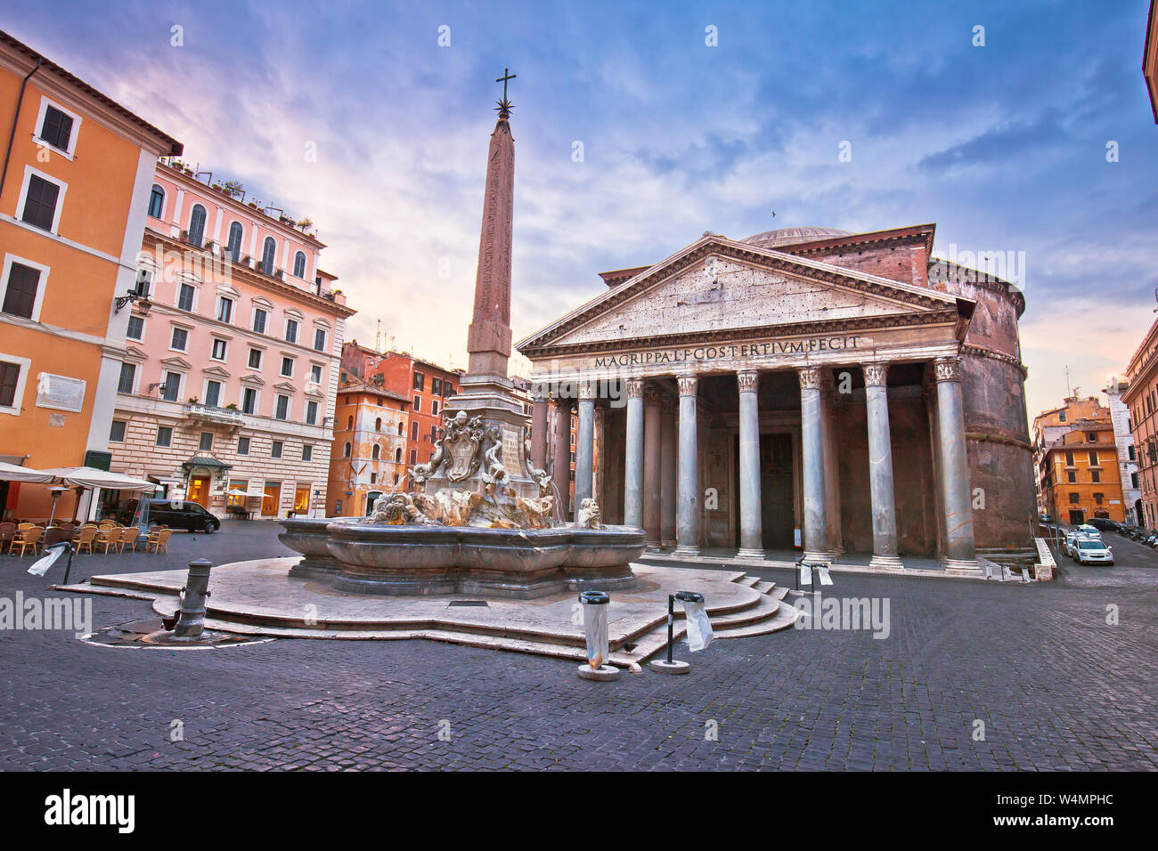 Pantheon square ancienne borne dans la ville éternelle de Rome sur l'aube, la capitale de l'Italie Banque D'Images