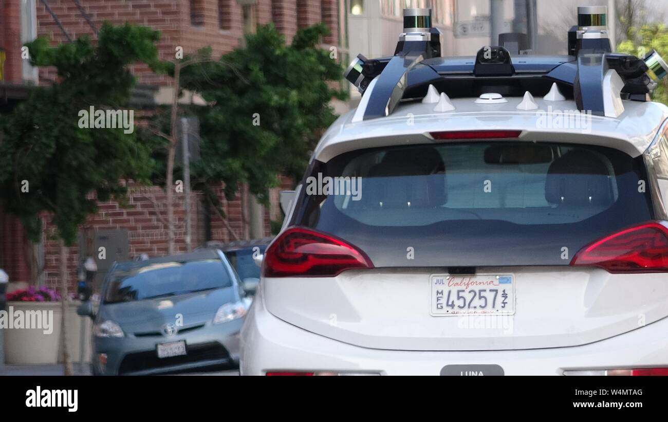 Close-up Vue de derrière de General Motors voiture conduite auto-croisière dans le sud de Market (SOMA) quartier de San Francisco, Californie, avec lidar et d'autres capteurs visibles, 10 juin 2019. () Banque D'Images