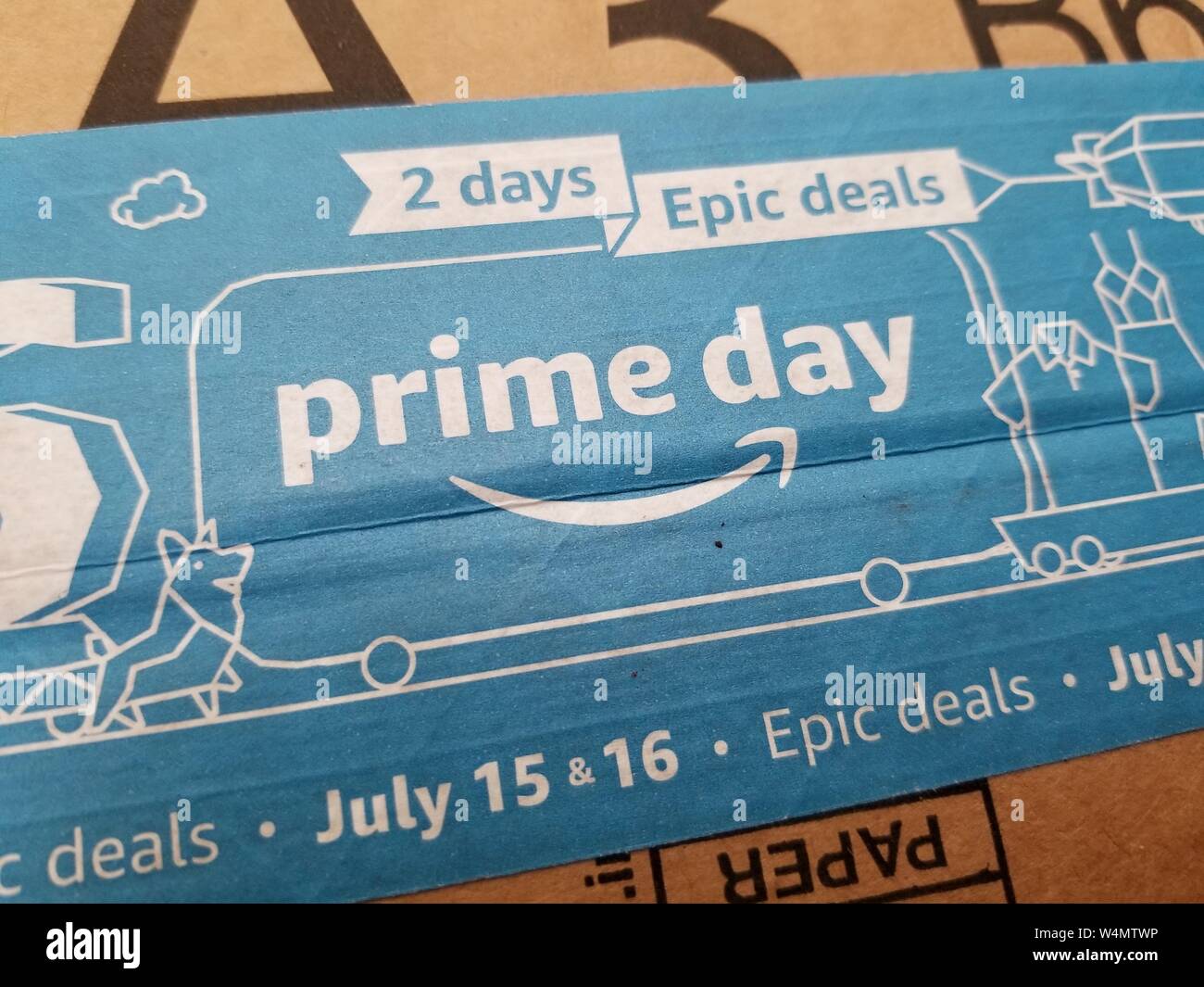 Close-up de publicité pour Amazon premier jour, imprimé sur un paquet de livraison Amazon, San Ramon, Californie, 8 juillet 2019. () Banque D'Images