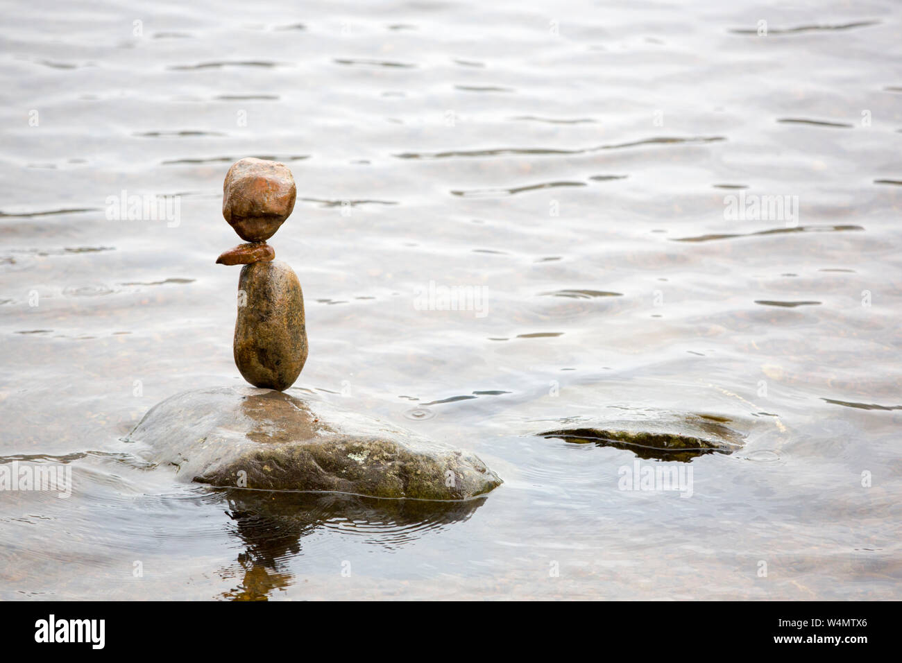 L'équilibrage en pierre dans Loch an Eilein dans Rothiemurchus Forest, Cairngorm, Ecosse, Royaume-Uni. Banque D'Images