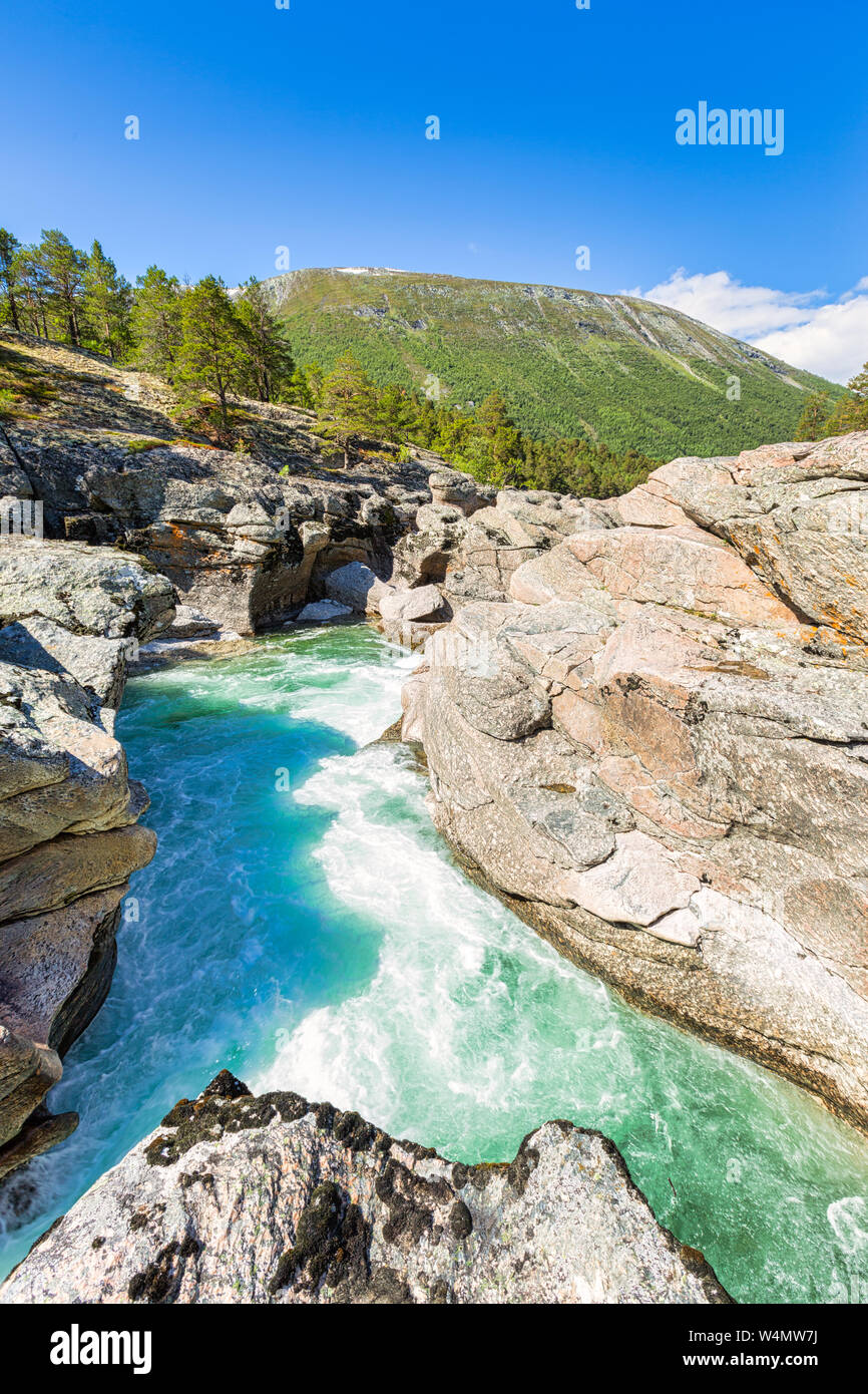 Une nature sauvage et impressionnant paysage norvégien avec montagnes, rivières, forêts en été - une destination populaire - Norvège Banque D'Images