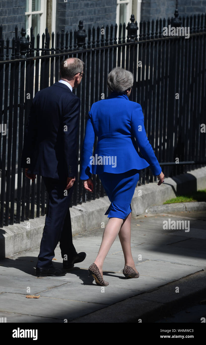 Le Premier ministre sortant, Theresa peut quitte après l'émission d'une déclaration à l'extérieur de 10 Downing Street, Londres, accompagnée de son mari Philippe, avant une réunion au Palais de Buckingham où elle remettra sa démission à la reine Elizabeth II. Banque D'Images