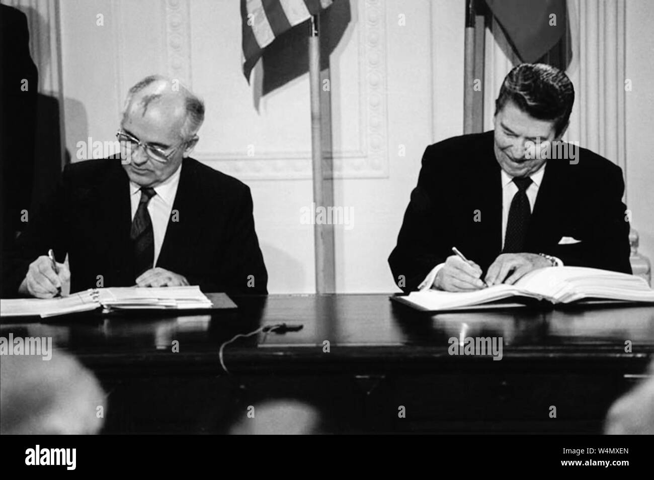Le président des États-Unis Ronald Reagan et le Secrétaire général soviétique Mikhaïl Gorbatchev signant sur les forces nucléaires à portée intermédiaire (Traité FNI) le 8 décembre 1987 dans l'East Room de la Maison Blanche. Banque D'Images