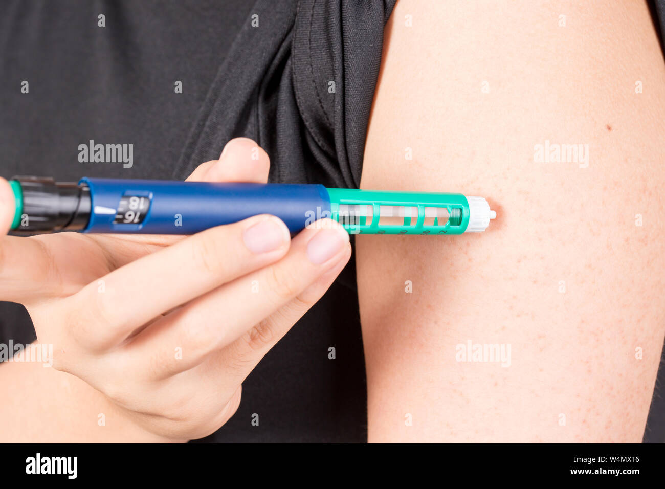L'utilisation par le patient l'injection d'insuline stylo à insuline Banque D'Images