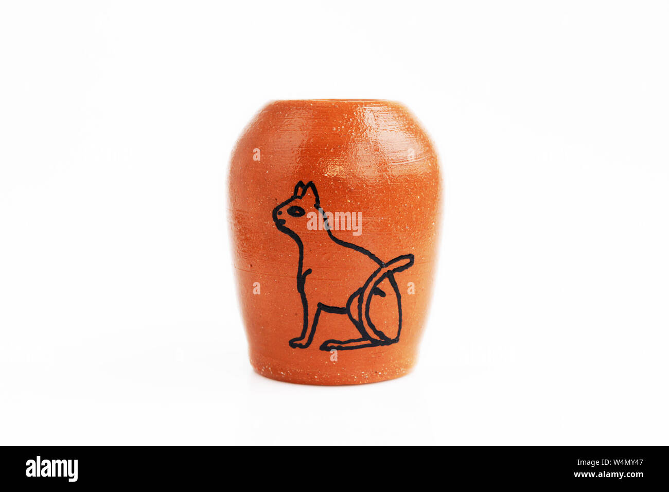 Argile de décoration vase avec de l'hiéroglyphe égyptien ancien Cat . Fait à la main sur un tour de potier. En un seul exemplaire. Convient pour la décoration de la table Banque D'Images