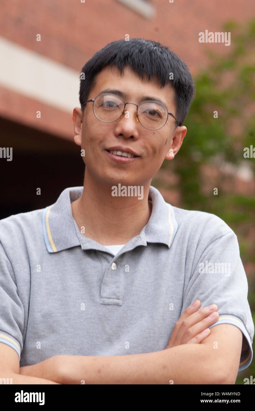 Close-up of Haiqing Zhao, professeur de biologie à l'Université Johns Hopkins de Baltimore Maryland, debout à l'extérieur et souriant à l'appareil photo, le 4 juin 2004. À partir de la collection photographique de Homewood. () Banque D'Images