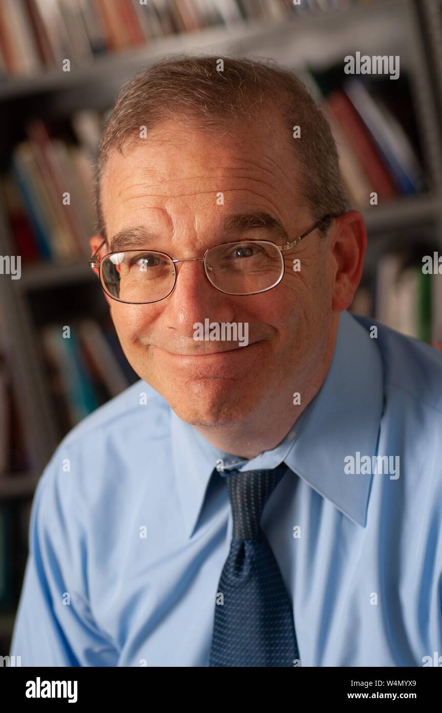 Close-up of Steven David, professeur de Relations internationales et directeur des études de premier cycle, à l'Université Johns Hopkins de Baltimore, Maryland, souriant à la caméra, le 15 septembre 2006. À partir de la collection photographique de Homewood. () Banque D'Images