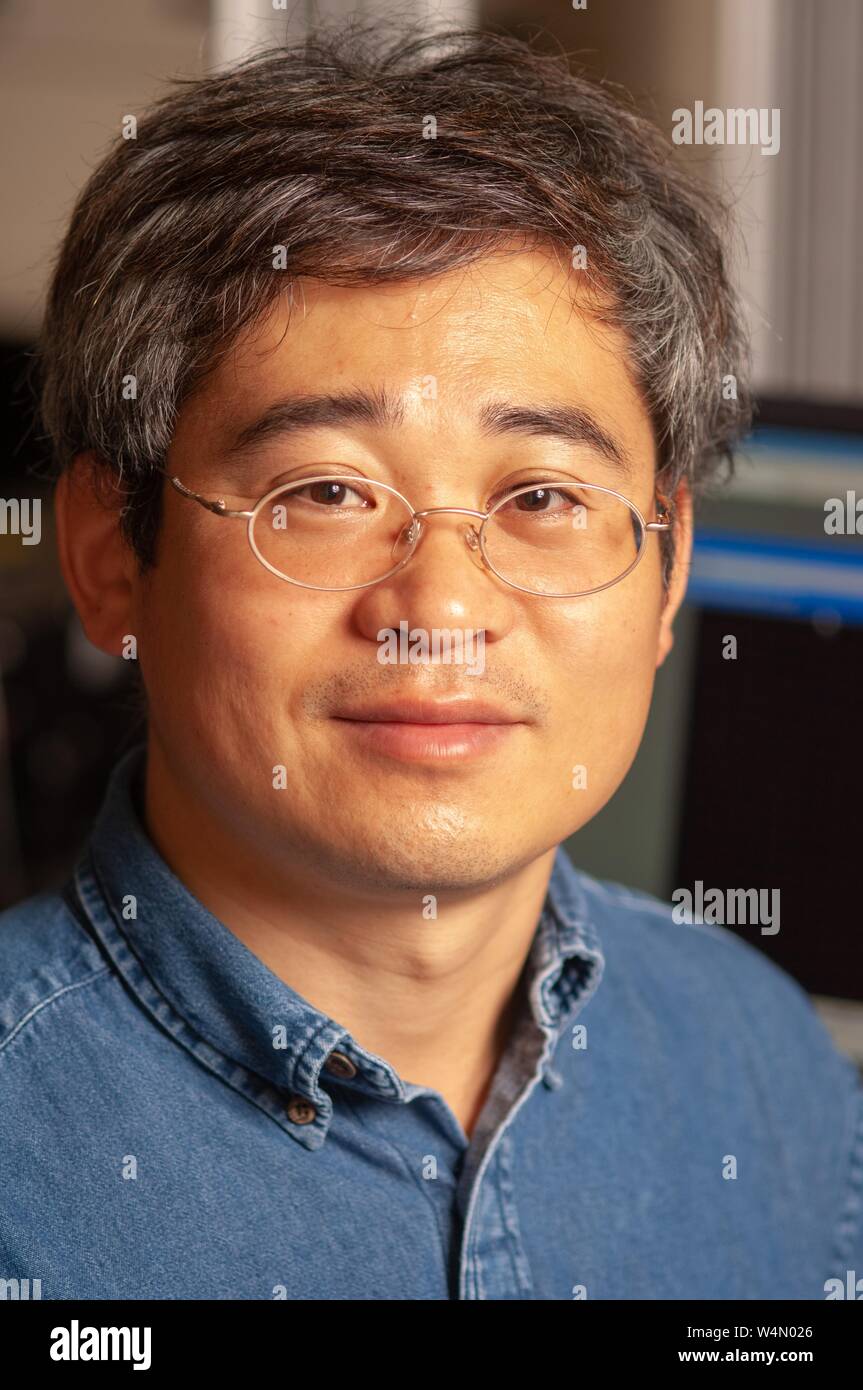 Close-up of Sung Hoon Kang, professeur adjoint au Département de génie mécanique à l'Université Johns Hopkins, Baltimore, Maryland, le 16 novembre 2006. À partir de la collection photographique de Homewood. () Banque D'Images