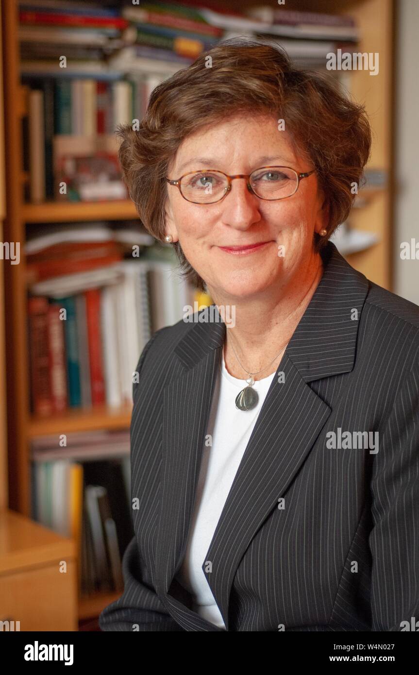 Close-up de Paula Burger, ancien doyen de l'enseignement de premier cycle à l'Université Johns Hopkins de Baltimore, Maryland, souriant à la caméra, le 7 septembre 2006. À partir de la collection photographique de Homewood. () Banque D'Images