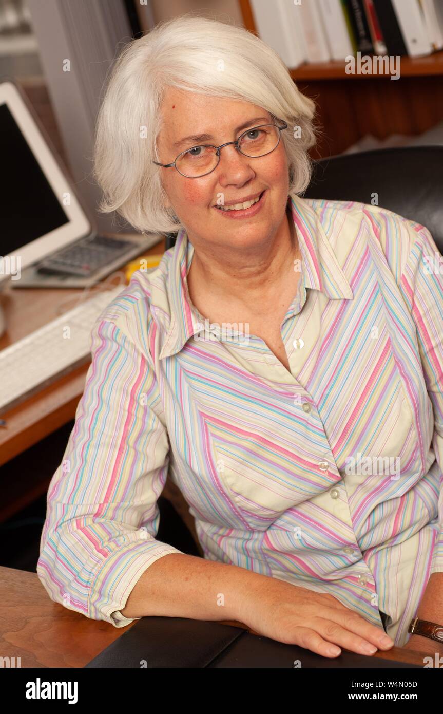 Close-up of Karen Beemon, professeur de biologie moléculaire à l'Université Johns Hopkins de Baltimore, Maryland, assis à un bureau et souriant à la caméra, le 22 août 2006. À partir de la collection photographique de Homewood. () Banque D'Images