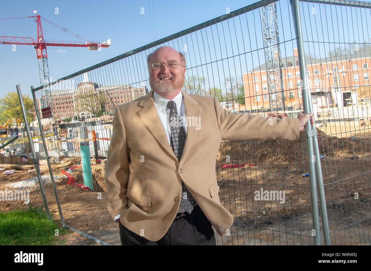 Marc Donahue, professeur de chimie et de génie biomoléculaire, debout près de l'emplacement de l'édifice et souriant à la caméra, à l'Université Johns Hopkins University, Baltimore, Maryland, le 18 avril 2006. À partir de la collection photographique de Homewood. () Banque D'Images