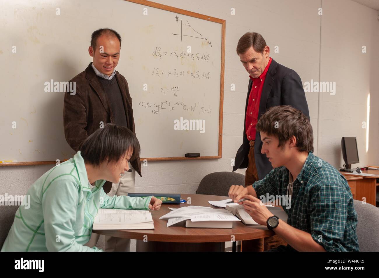 Regardez les instructeurs étudiants travaillant à une table dans le département de mathématiques appliquées et de statistiques à l'Université Johns Hopkins, Baltimore, Maryland, le 31 mars 2009. À partir de la collection photographique de Homewood. () Banque D'Images