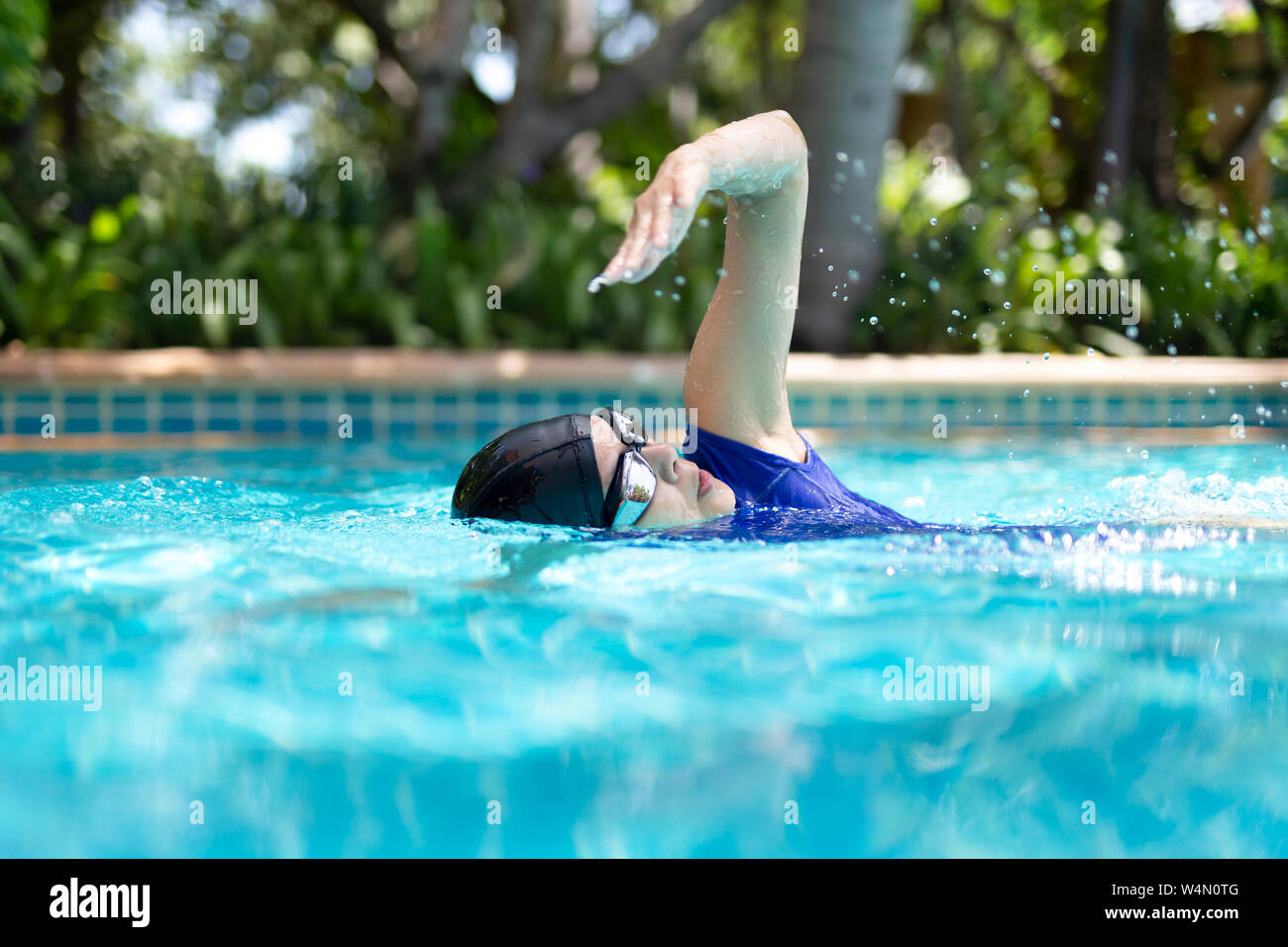 Femme Sport Natation Crawl Dans La Piscine En Vacances Photo Stock Alamy