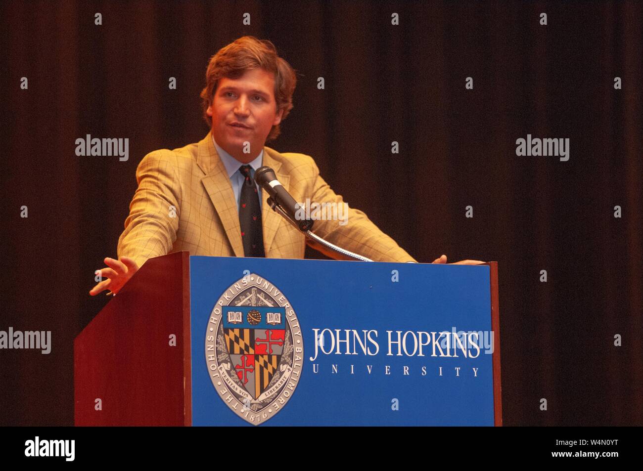 Commentateur politique Tucker Carlson, debout sur un podium tout en s'exprimant lors d'un symposium de Milton Eisenhower s à la Johns Hopkins University, Baltimore, Maryland, le 9 septembre 2008. À partir de la collection photographique de Homewood. () Banque D'Images