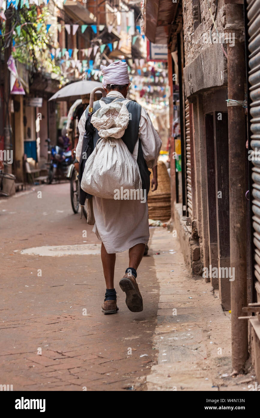 Un voyageur marchant le long d'une rue à Katmandou Banque D'Images Un voyageur marchant le long d'une rue à Katmandou Banque D'Images