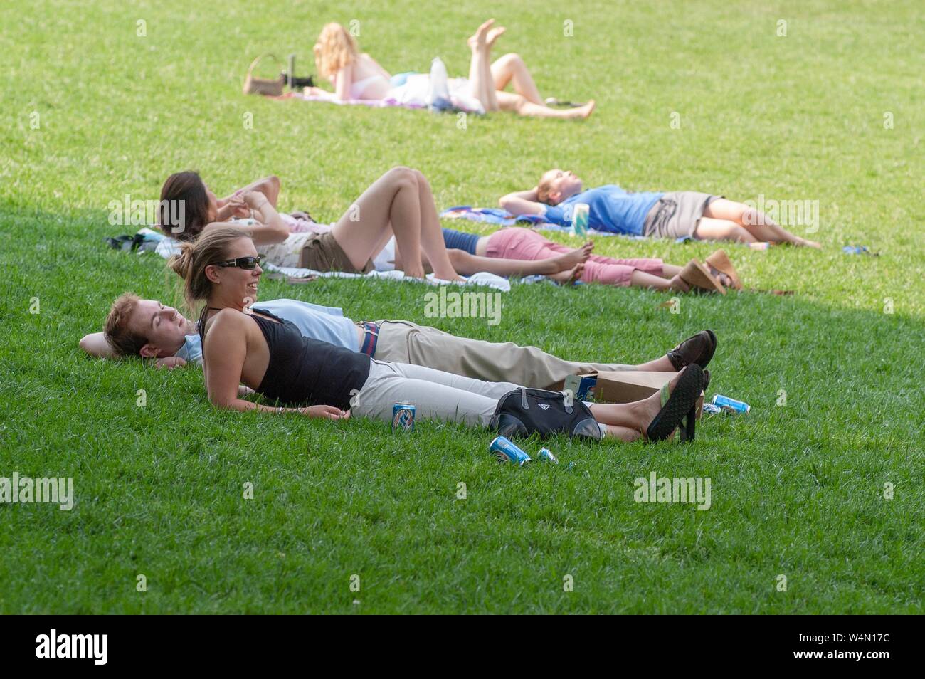 Les élèves se détendre en plein air sur la pelouse ensoleillée connue sous le nom de la plage sur l'Homewood Campus de l'Université Johns Hopkins de Baltimore, Maryland, le 11 mai 2004. À partir de la collection photographique de Homewood. () Banque D'Images